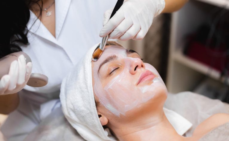 beautician-with-brush-applies-white-moisturizing-mask-face-young-girl-client-spa-beauty-salon(1)