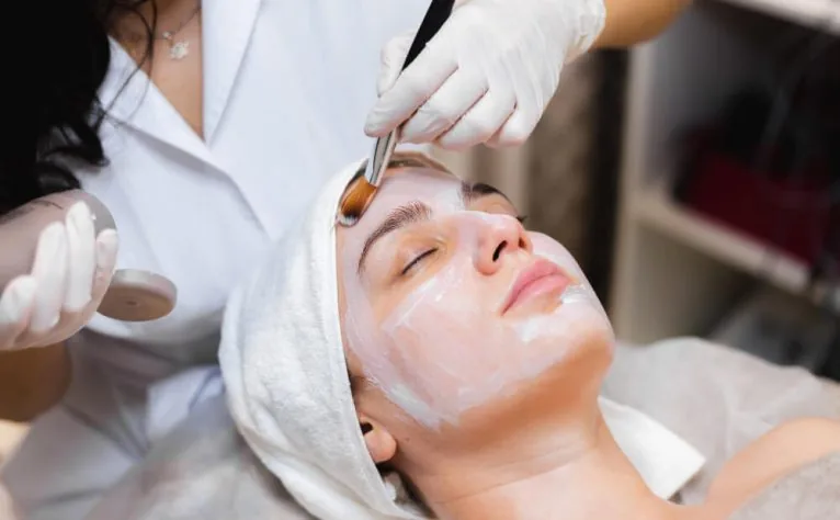 beautician-with-brush-applies-white-moisturizing-mask-face-young-girl-client-spa-beauty-salon(1)